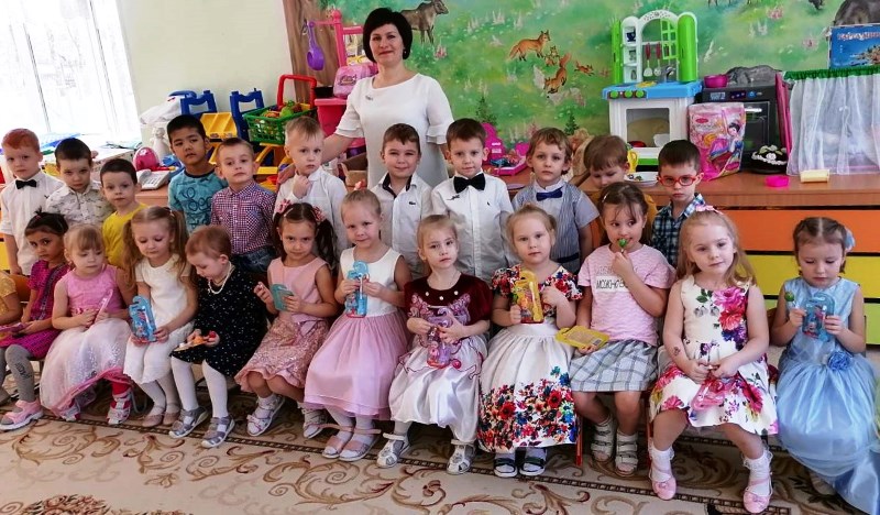 Международный женский день в группе у Пчелят