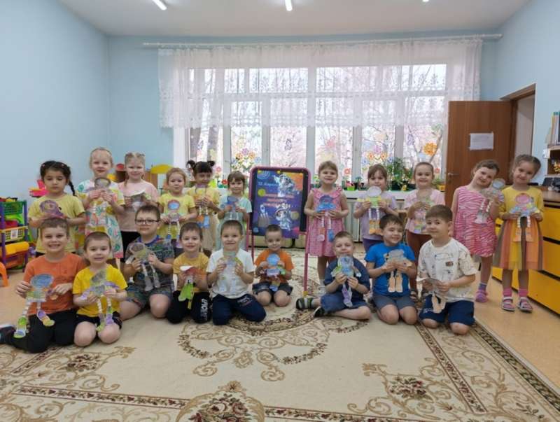 «Всемирный день авиации и космонавтики» в средней группе «Дюймовочка».