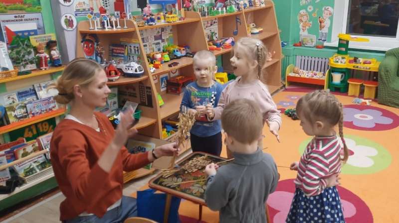 «Мама в гости к нам пришла – свою работу принесла».