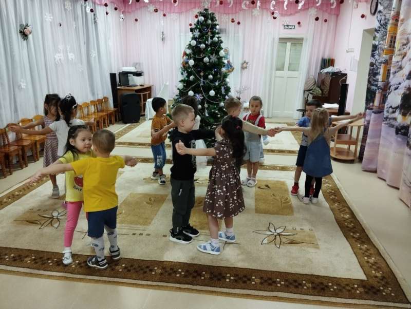 День вырезания снежинки из бумаги или день бумажной снежинки.